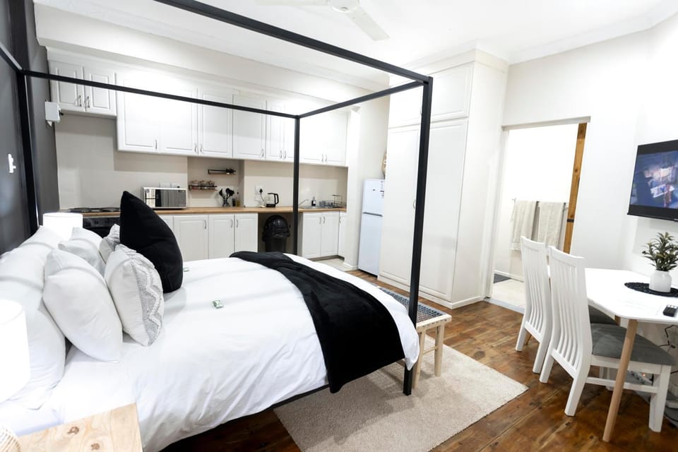 Bed, TV and multimedia, Kitchen or kitchenette, Photo of the whole room, Seating area, Dining area, Bedroom, oven, stove