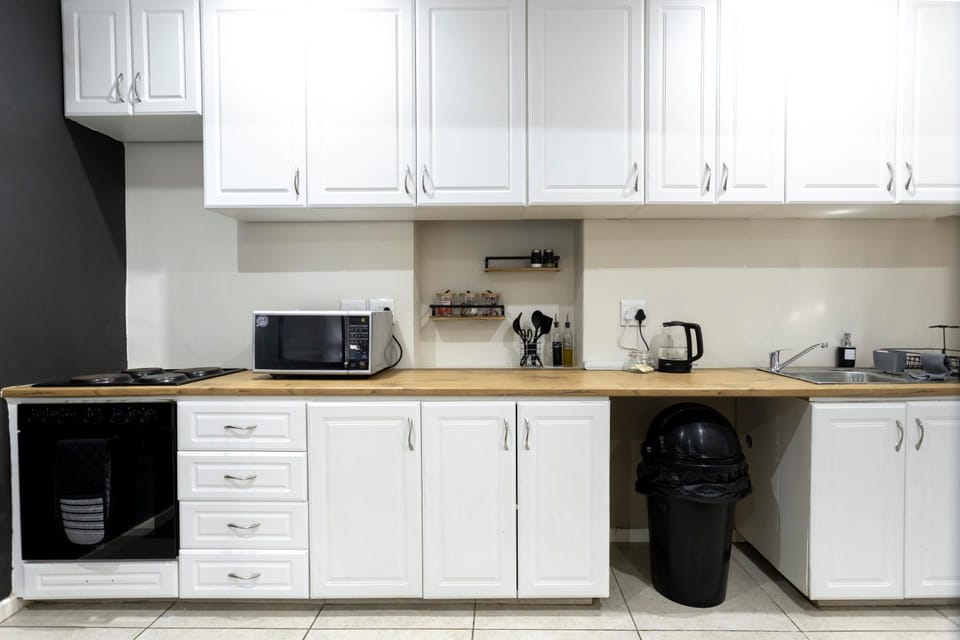 Coffee/tea facilities, Kitchen or kitchenette, stove