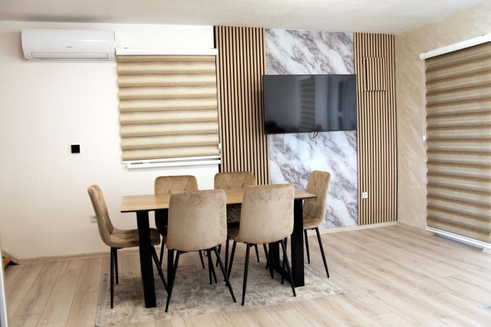 TV and multimedia, Seating area, air conditioner