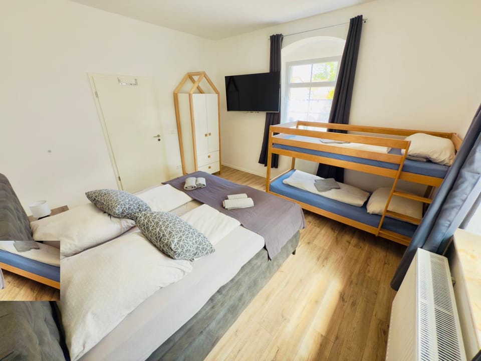 Bed, TV and multimedia, Photo of the whole room, Bedroom, bunk bed