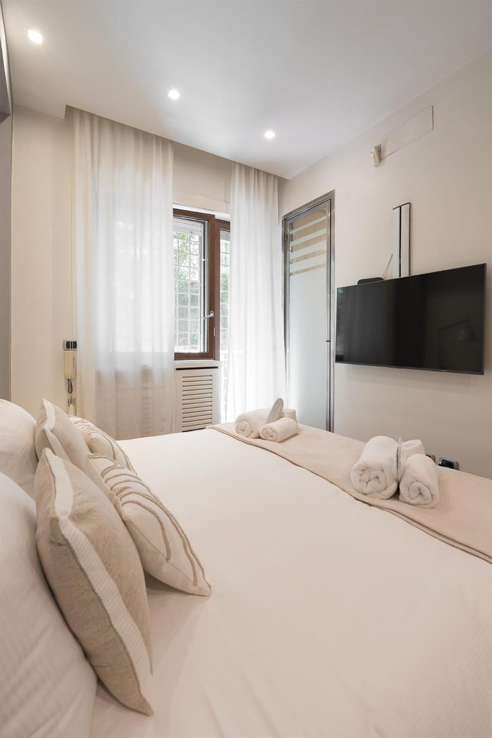 Bed, TV and multimedia, Photo of the whole room, Bedroom, towels