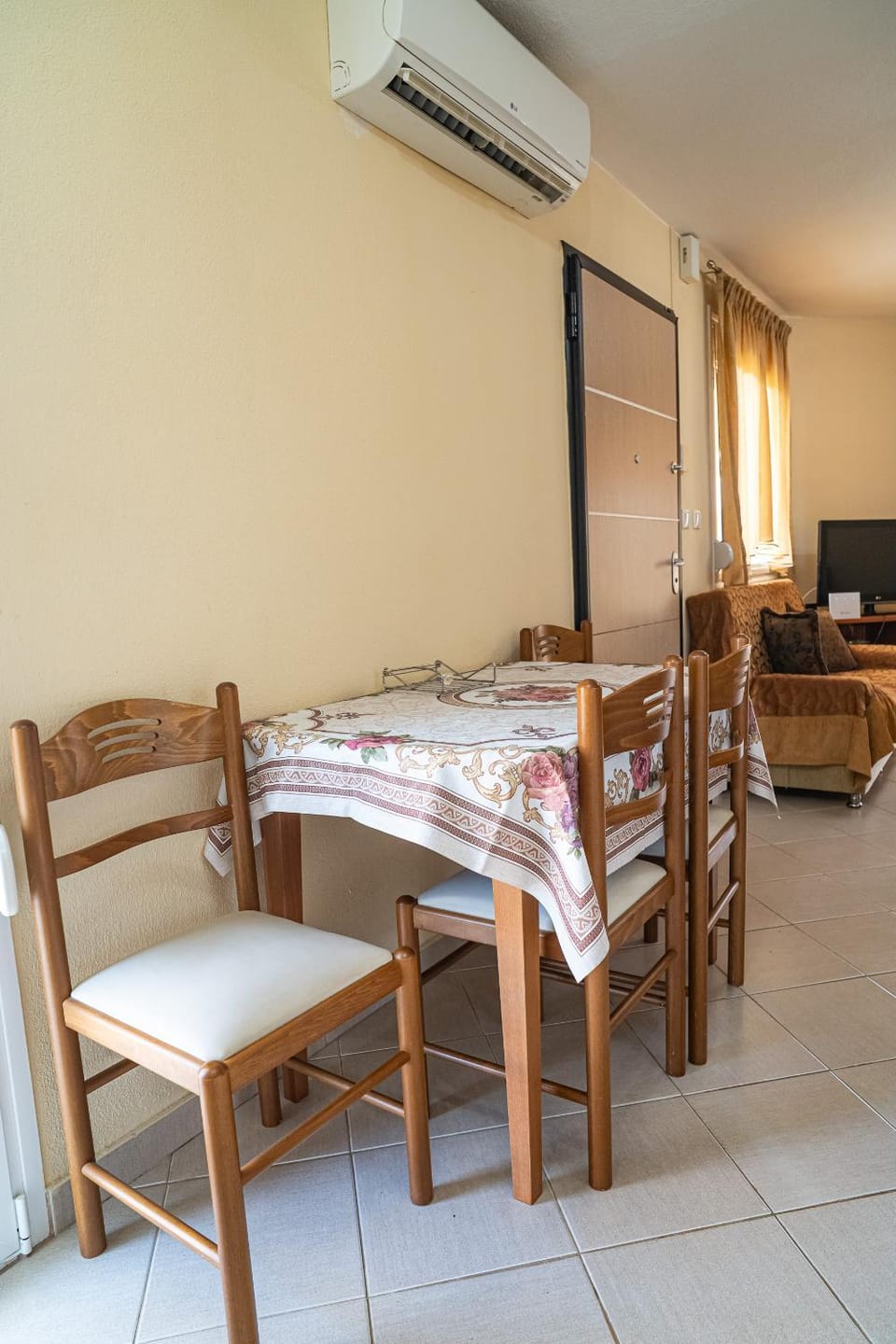 Communal lounge/ TV room, TV and multimedia, Living room, Photo of the whole room, Seating area, Dining area, Evening entertainment, air conditioner