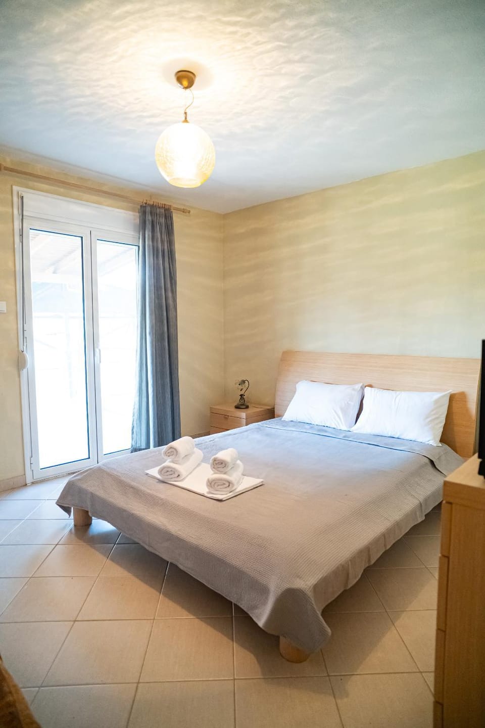 Bed, Photo of the whole room, Decorative detail, Bedroom, towels