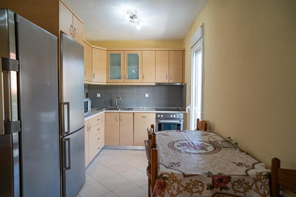 Kitchen or kitchenette, Photo of the whole room, Decorative detail, Dining area, microwave, oven, kitchen