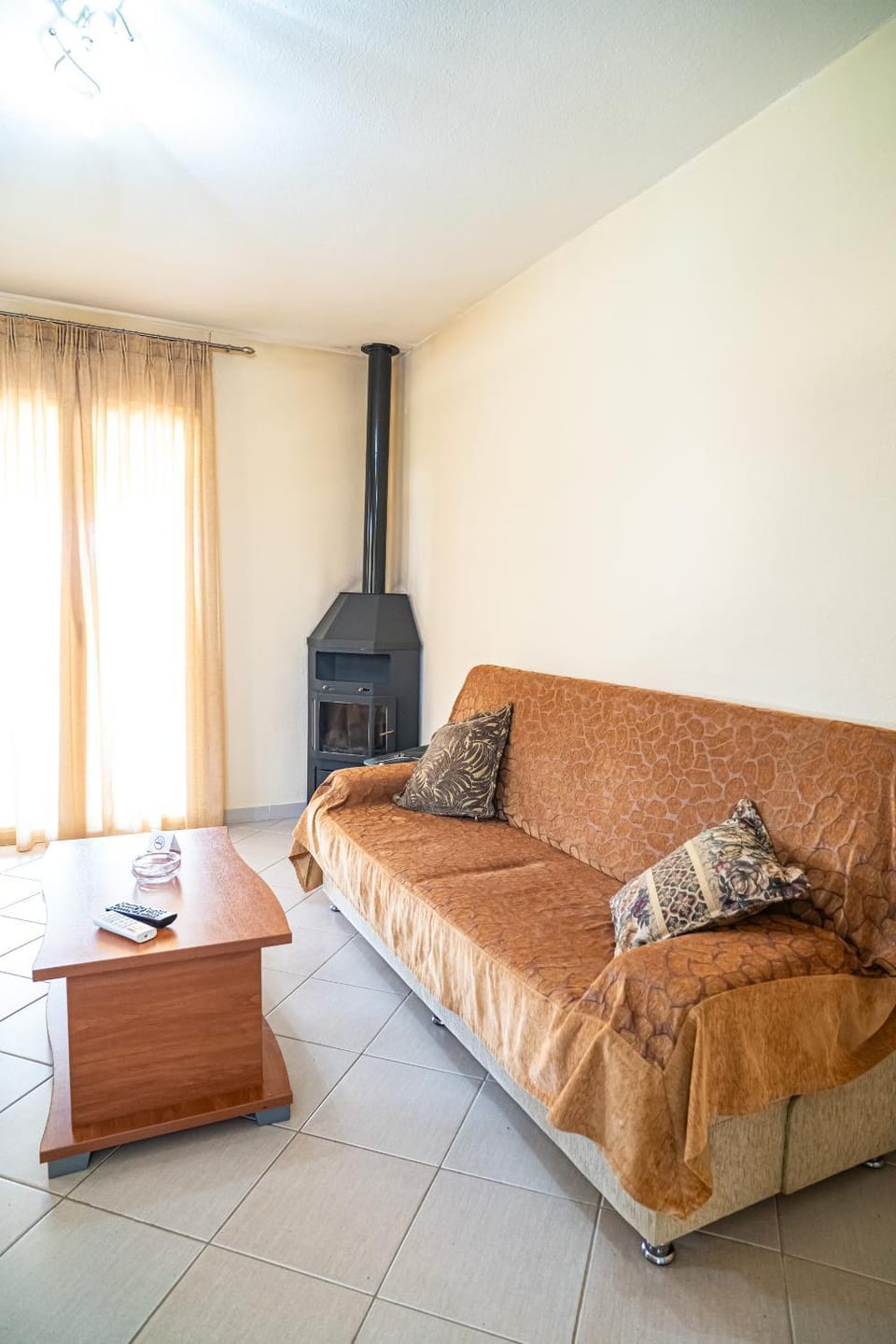 Day, Living room, Photo of the whole room, Decorative detail, Seating area