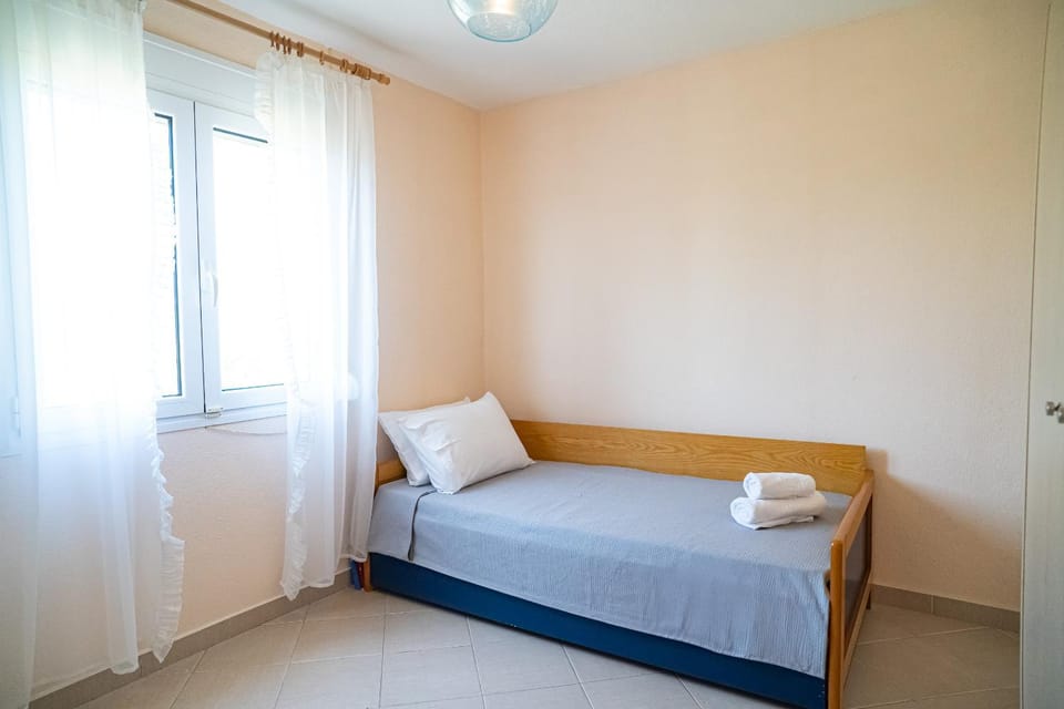 Bed, Photo of the whole room, Decorative detail, Bedroom, towels