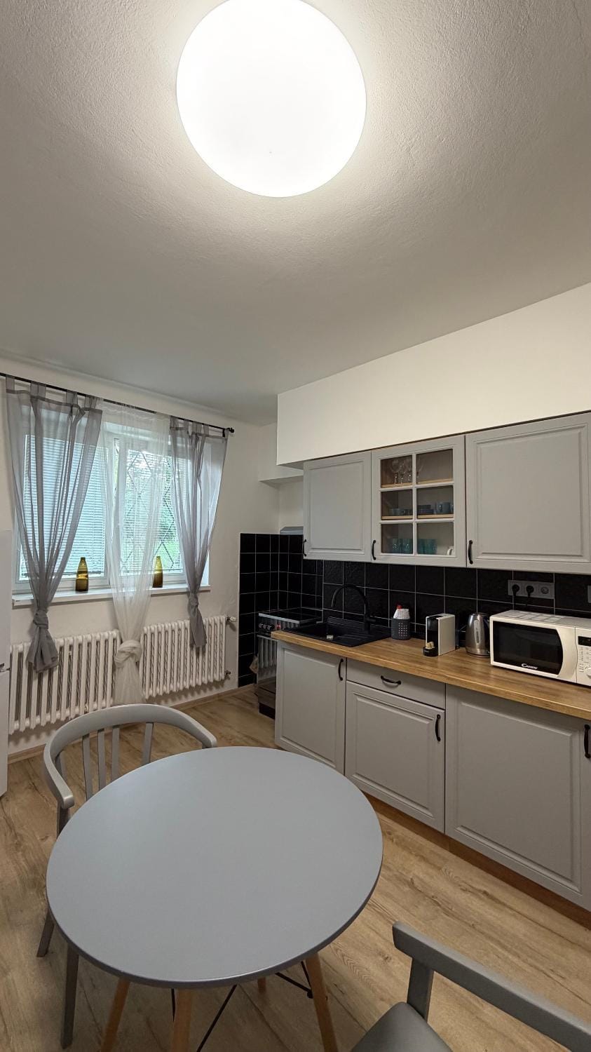 Coffee/tea facilities, Kitchen or kitchenette, Seating area, Dining area, Area and facilities, microwave, oven, stove, kitchen