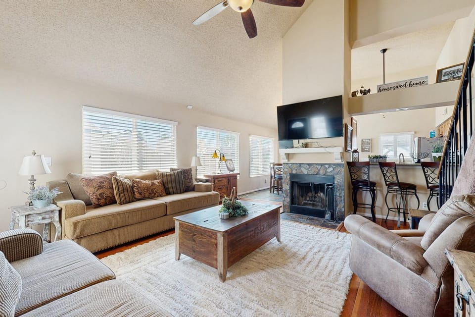 Pool + Fire Pit: 'Desert Radiance' in Phoenix! House in Phoenix