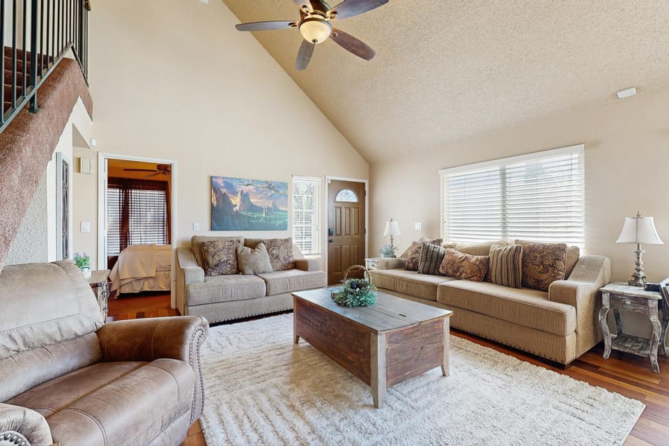 Pool + Fire Pit: 'Desert Radiance' in Phoenix! House in Phoenix
