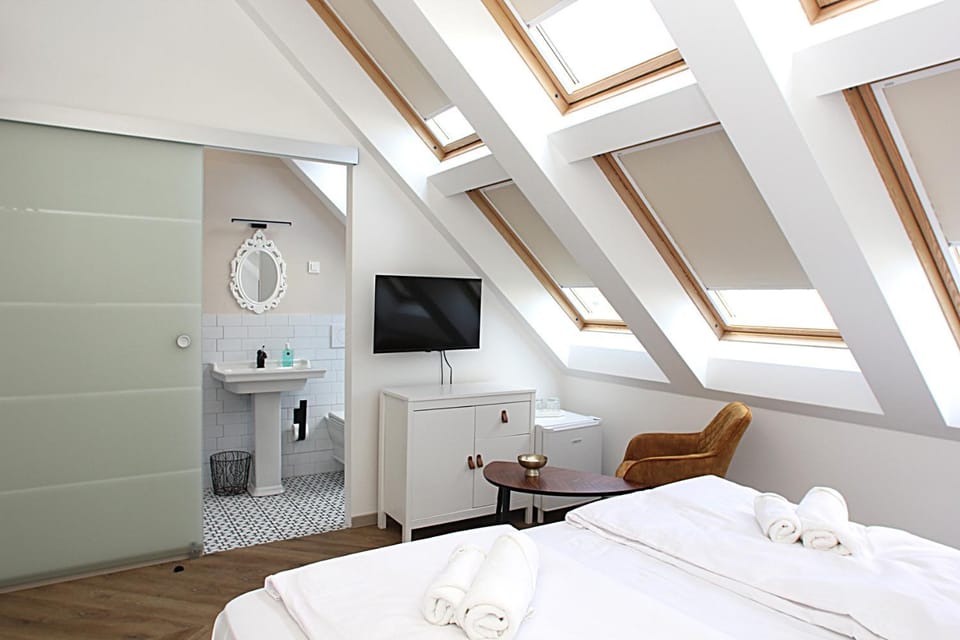 Bed, TV and multimedia, Photo of the whole room, Seating area, Bedroom, towels