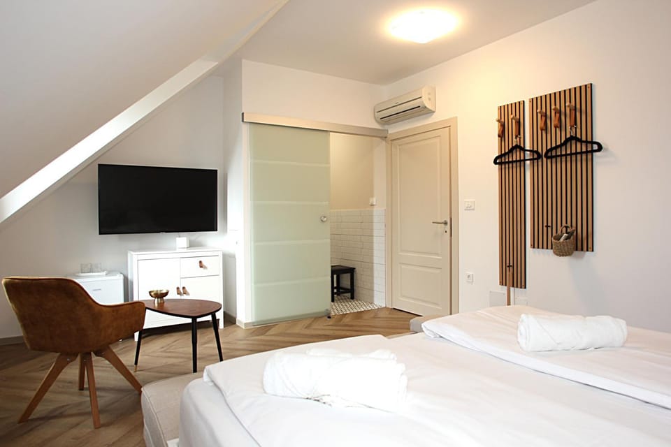 Bed, TV and multimedia, Photo of the whole room, Seating area, Bedroom, towels, air conditioner