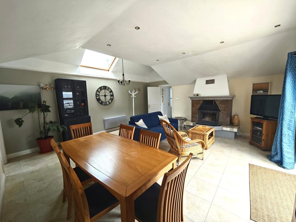 Living room, Seating area, Dining area, fireplace