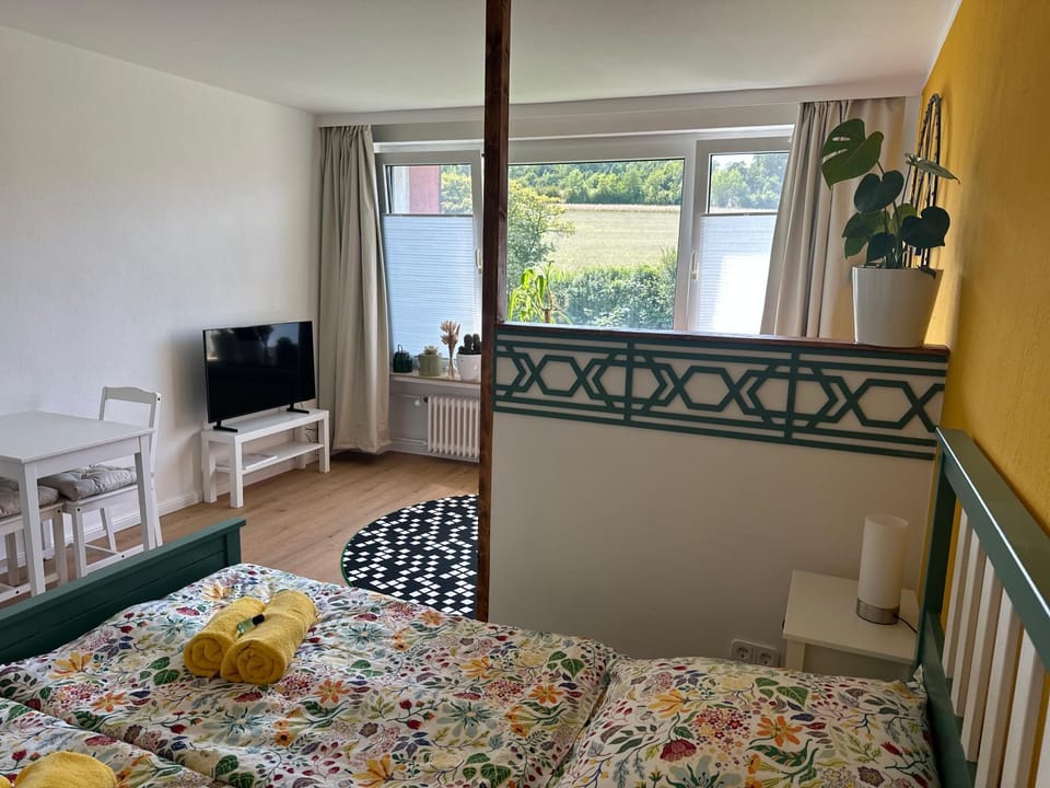 Bed, TV and multimedia, Living room, Photo of the whole room, Seating area, Evening entertainment, Bedroom, towels