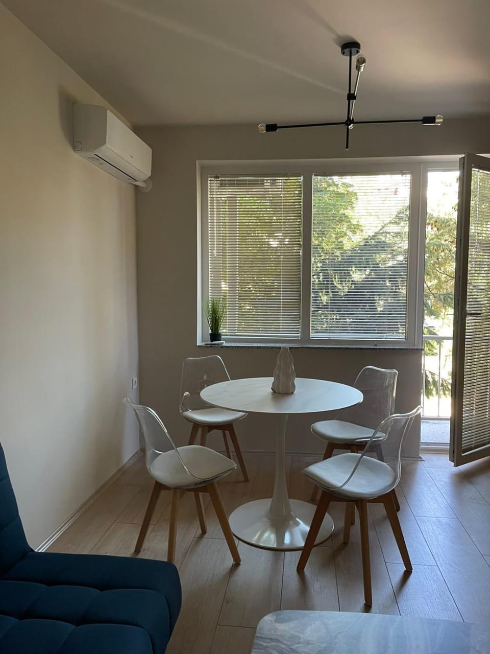 Living room, Seating area, Dining area, air conditioner