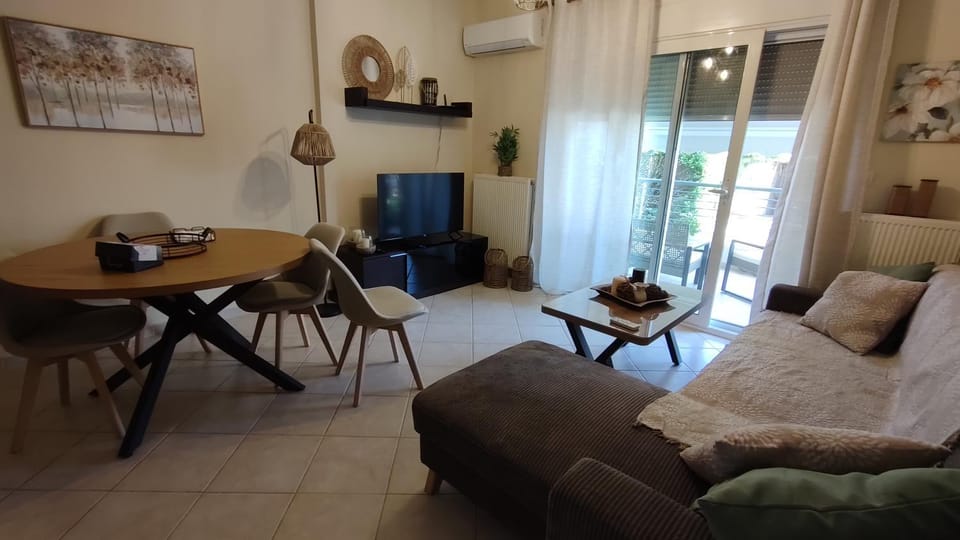 TV and multimedia, Living room, Seating area, Dining area, air conditioner