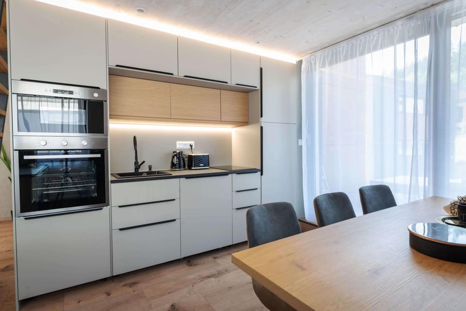 Coffee/tea facilities, Kitchen or kitchenette, oven, stove, toaster