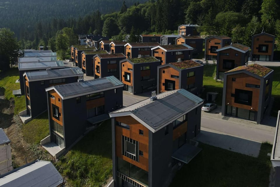 Property building, Neighbourhood, Natural landscape, Bird's eye view, Mountain view, Street view, Parking