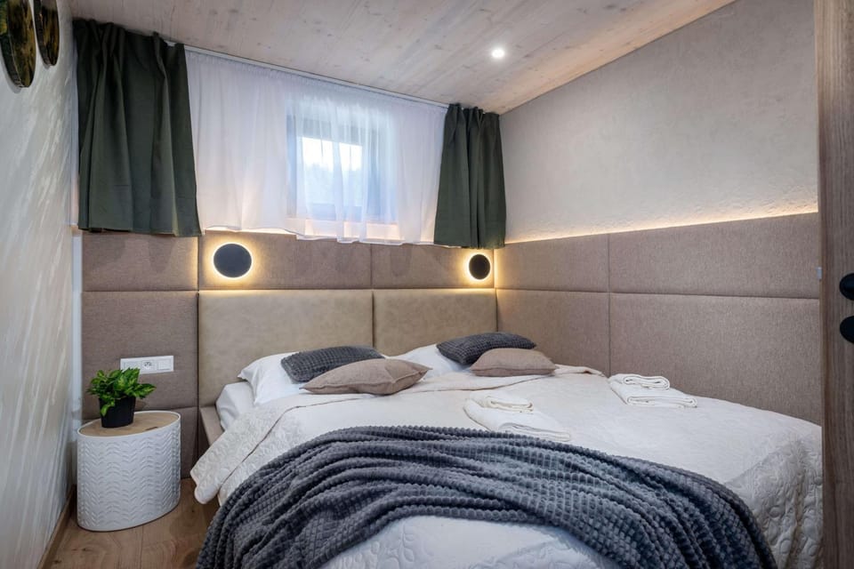 Bedroom, towels
