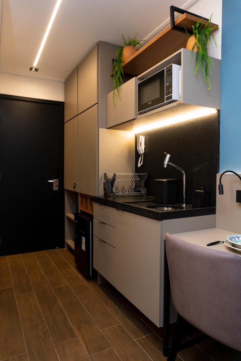 Kitchen or kitchenette, minibar, oven