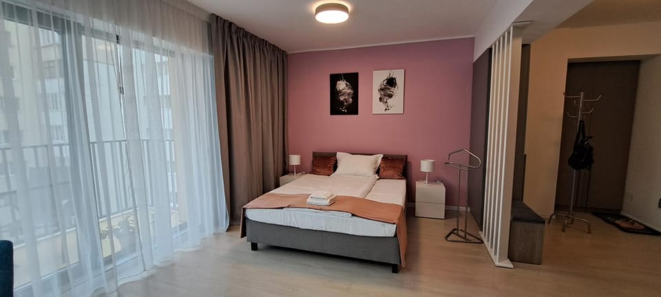 Bed, towels