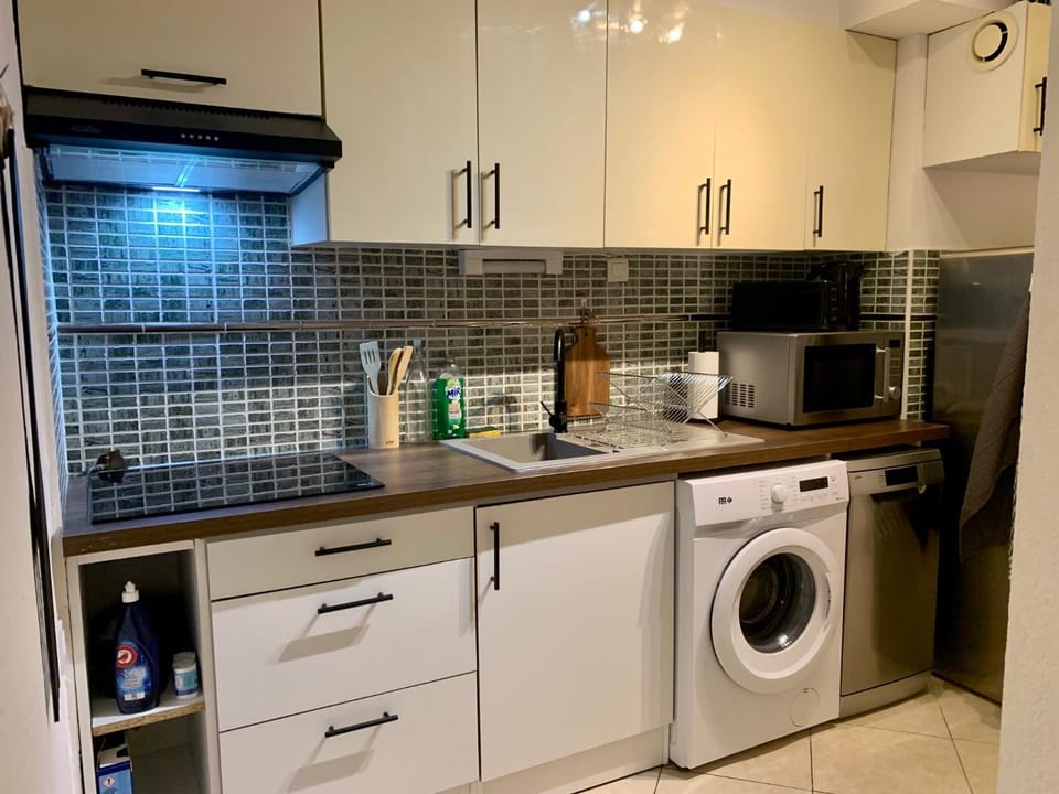 Coffee/tea facilities, dishwasher, oven, stove, toaster, washing machine