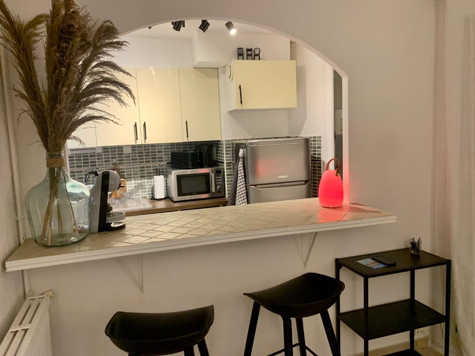 Dining area, oven, stove