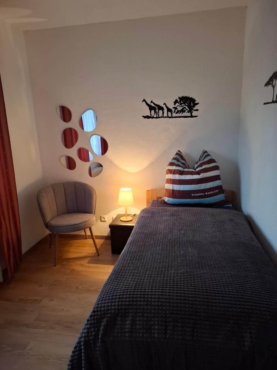 Photo of the whole room, Bedroom