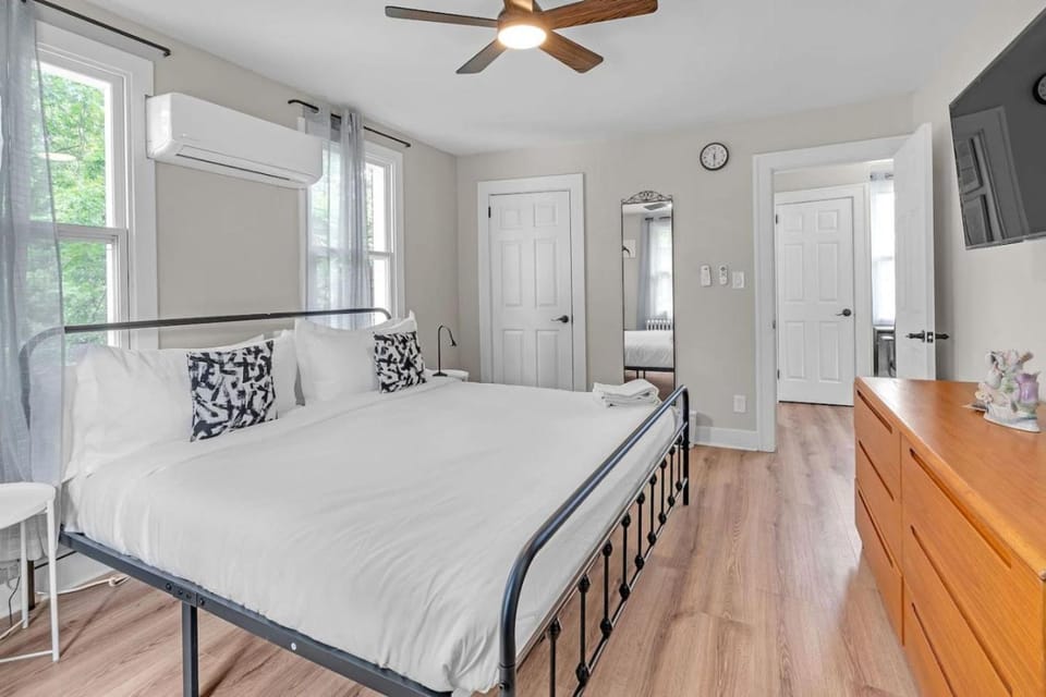 Bed, TV and multimedia, Bedroom