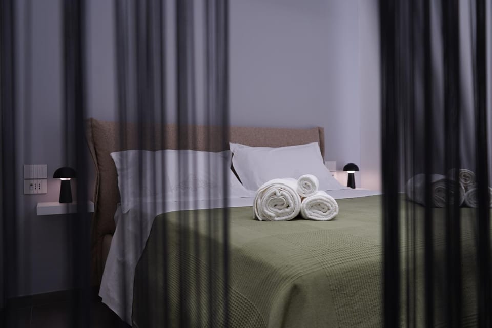 Bed, Bedroom, towels