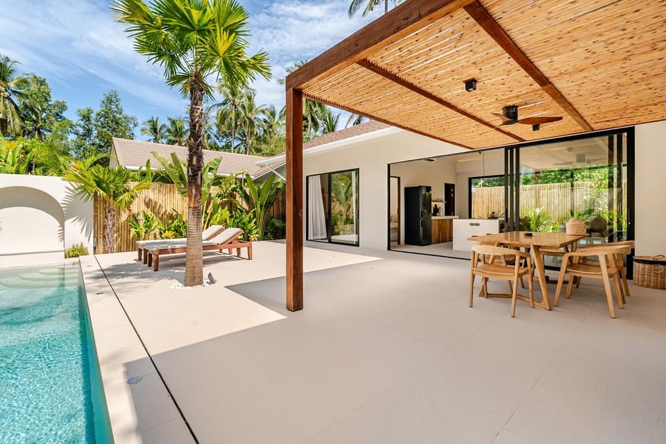 Property building, Day, Balcony/Terrace, Dining area, Pool view, Swimming pool, sunbed