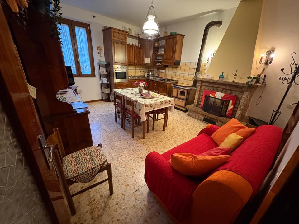 Kitchen or kitchenette, Living room, Dining area, oven, pet friendly, stove