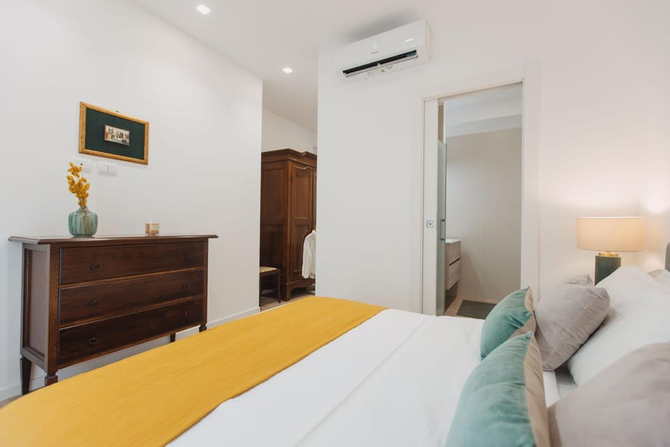 Photo of the whole room, Bedroom, wardrobe