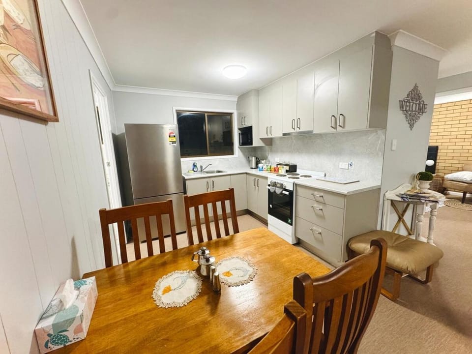 Coffee/tea facilities, Kitchen or kitchenette, Dining area, oven, stove, toaster