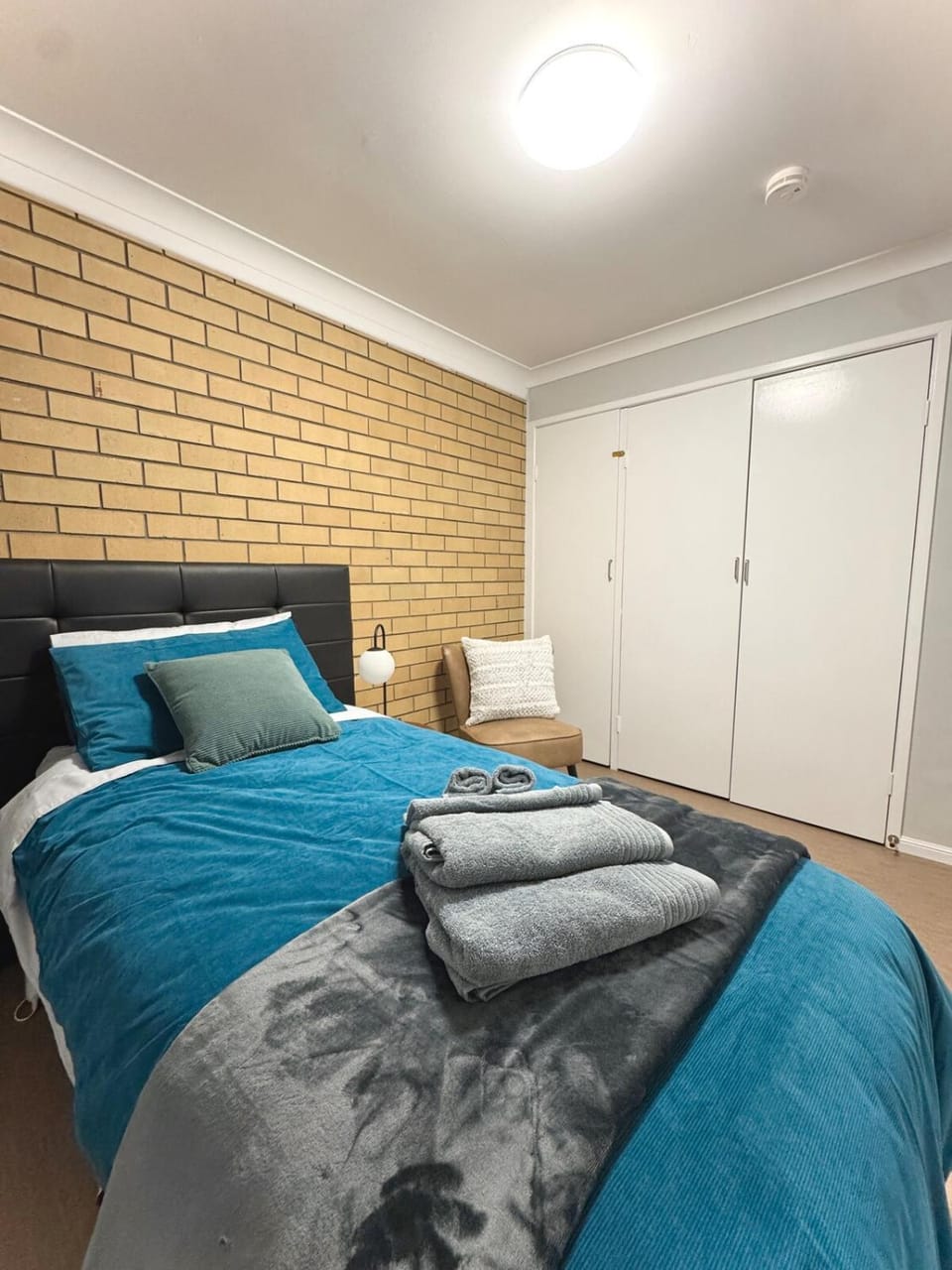 Bed, Photo of the whole room, towels