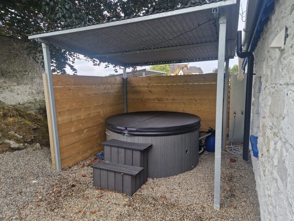 Property building, Hot Tub