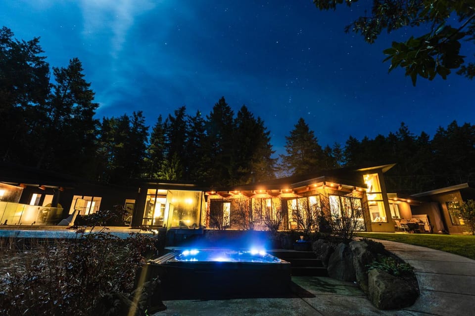 Cokely Cove Guesthouse - Oceanside Villa Villa in Vancouver Island