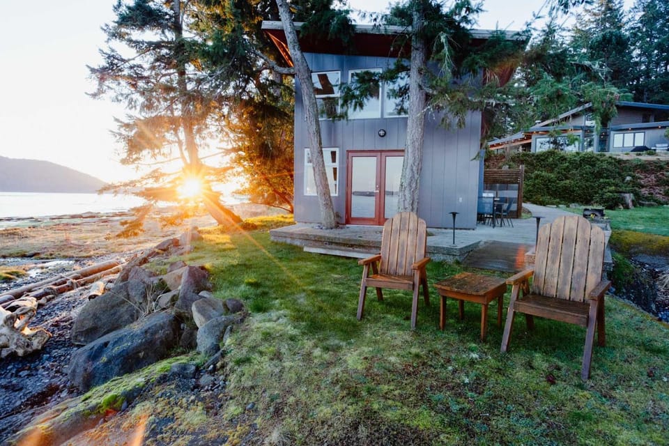 Cokely Cove Guesthouse - Oceanside Villa Villa in Vancouver Island
