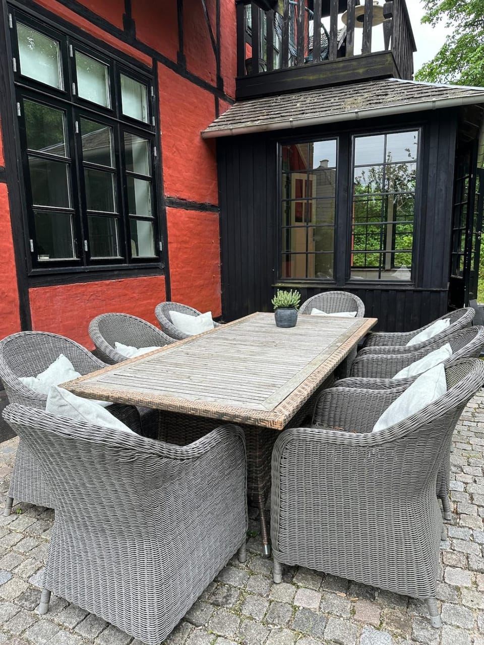Garden, Living room, Dining area