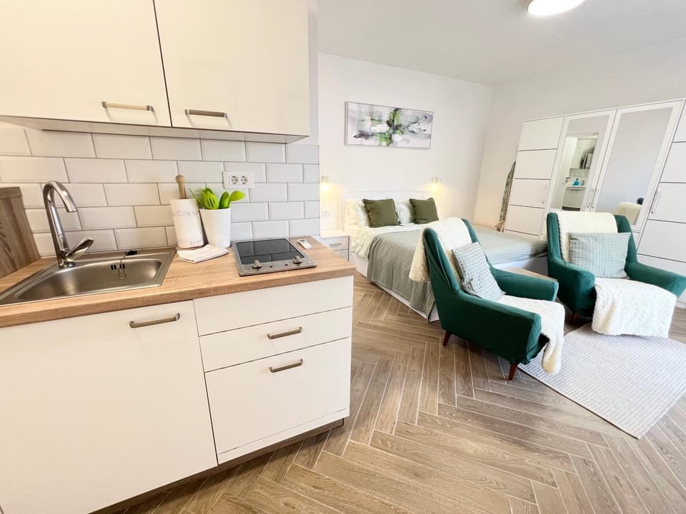 Kitchen or kitchenette, Seating area, stove