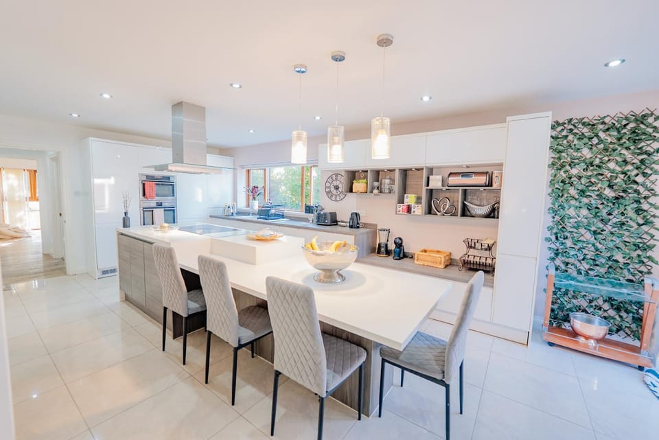 Kitchen or kitchenette, Living room, Seating area, Dining area, pet friendly, stove