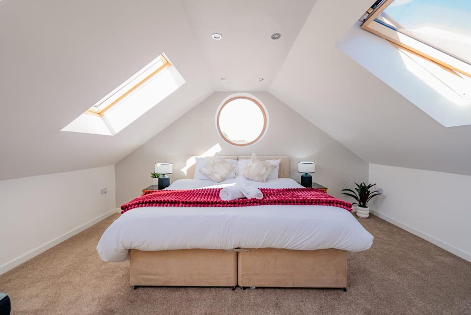 Bed, Photo of the whole room, Bedroom, towels