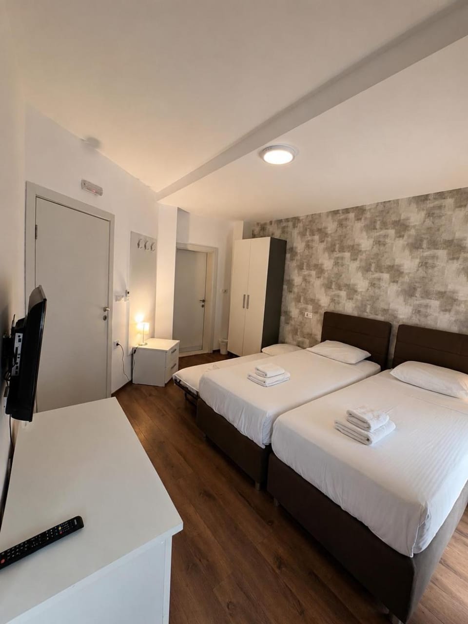 Toilet, Bed, TV and multimedia, Photo of the whole room, wardrobe