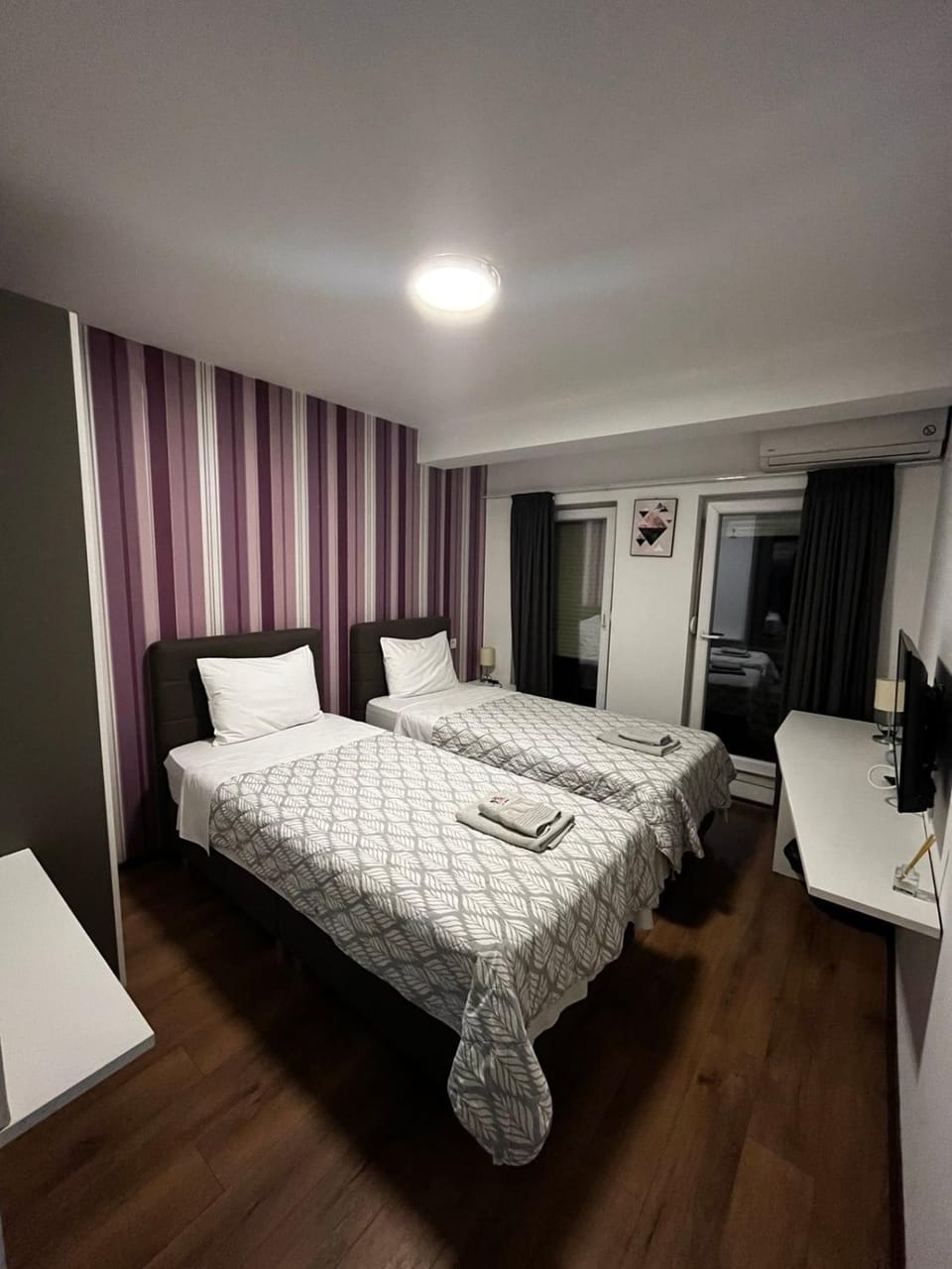 Bed, TV and multimedia, Photo of the whole room, towels, air conditioner