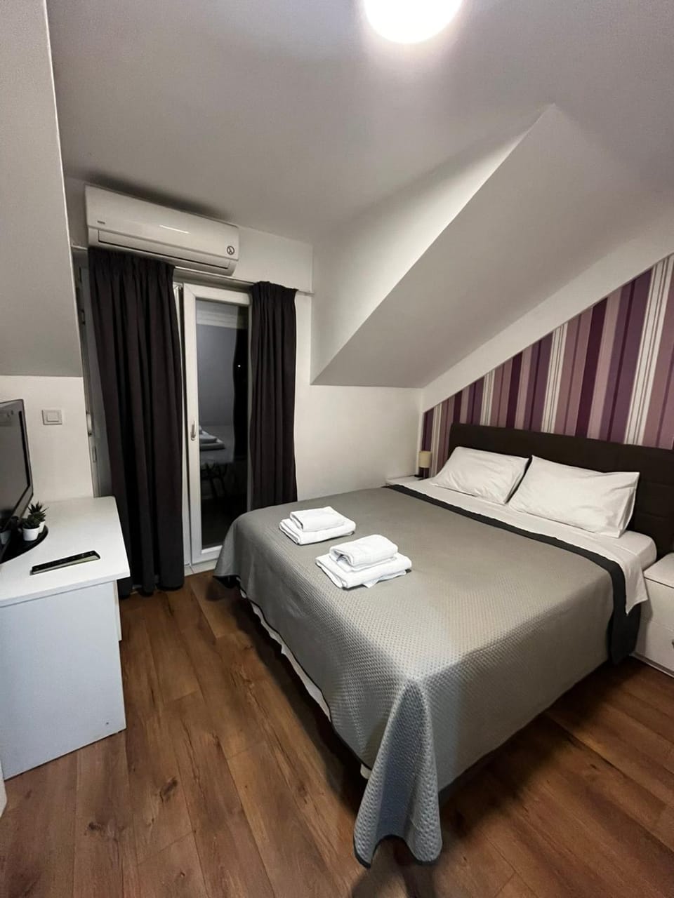 Bed, TV and multimedia, Photo of the whole room, Bedroom, towels, air conditioner