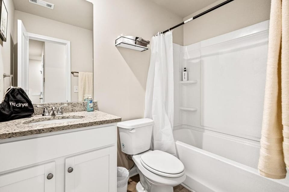 Elegant Escape Near Six Flags with WiFi, AC House in Mableton