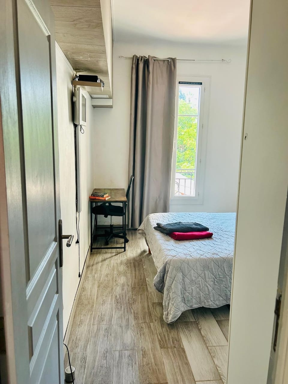 Bed, Bedroom, towels