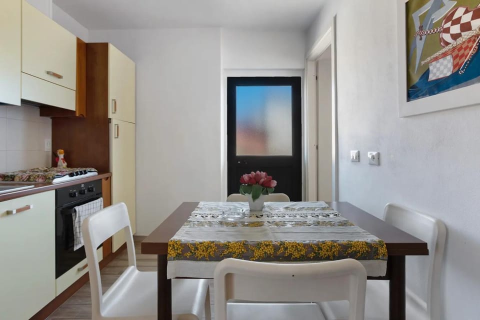 Kitchen or kitchenette, Dining area, pet friendly, stove