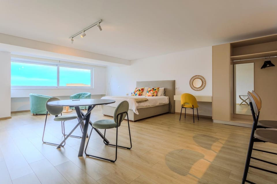 Living room, Photo of the whole room, Seating area, Dining area, Bedroom