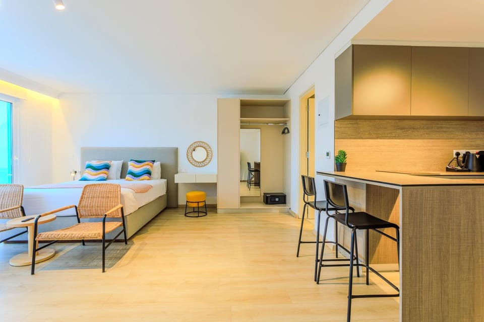 Coffee/tea facilities, Kitchen or kitchenette, Living room, Seating area, Dining area, fireplace, minibar, air conditioner