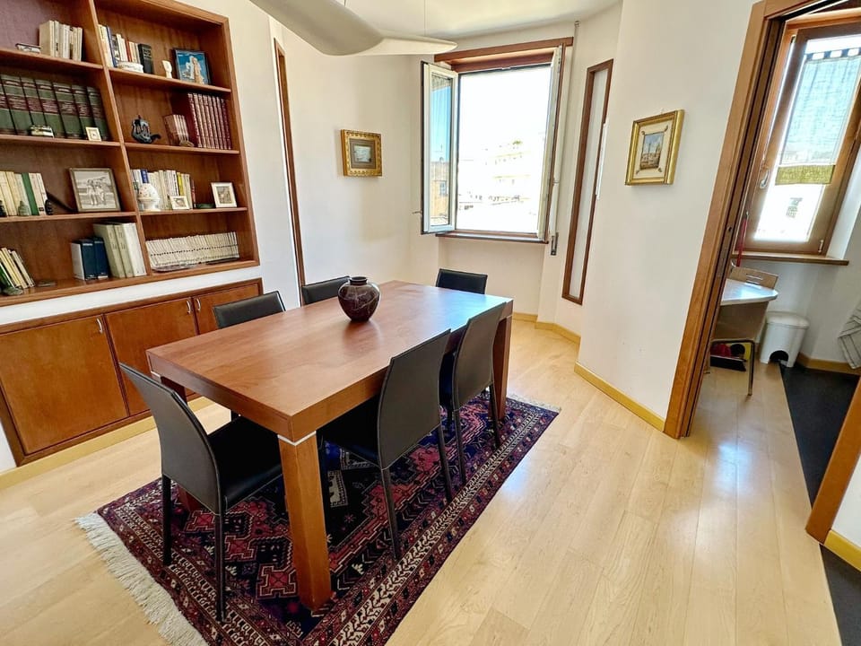 Kitchen or kitchenette, Seating area, Dining area